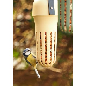 Beiger SingingFriend Vogelfutter-Spender Max mit Blaumeise beim Fressen.