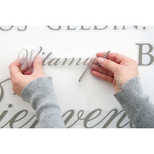 Anbringen des Komar Deko-Stickers Welcome, 50x70 cm, Wandtattoo.