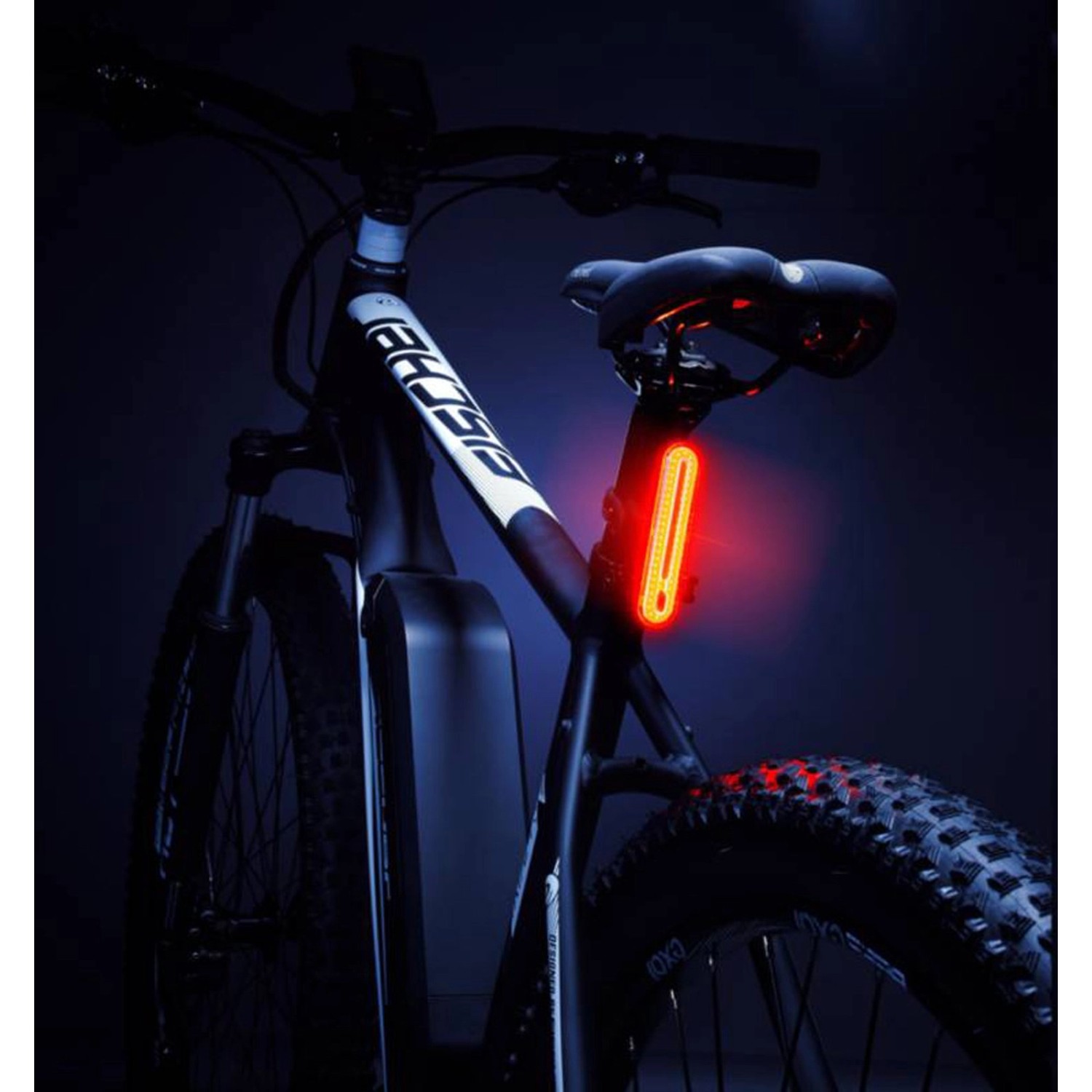 Fischer LED-Akku-Beleuchtungsset Stop am Fahrrad mit leuchtendem Rücklicht.
