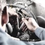 Anwendung des Wera Maul-Ringratschenschlüssel Joker 16 mm beim Schrauben an einem Motor.