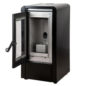 Schwarzer Blaze Pelletofen Baby 5 kW mit geöffneter Tür und Einblick in den Brennraum.