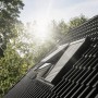 Velux Elektro-Rollladen Alu am Dachfenster für Hitzeschutz und Verdunkelung.