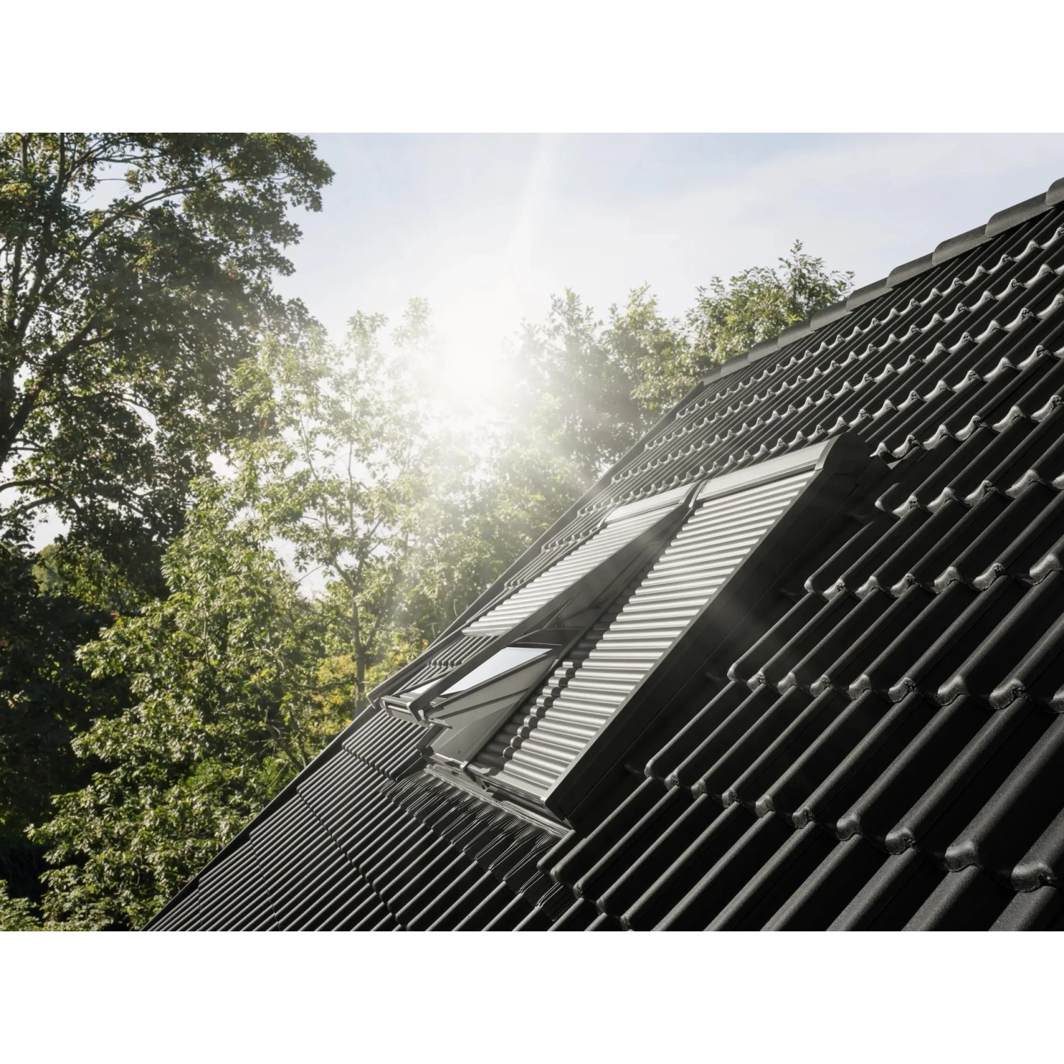 Velux Elektro-Rollladen Alu am Dachfenster für Hitzeschutz und Verdunkelung.