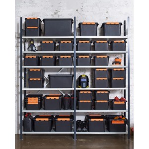 Regal mit schwarzen SmartStore Aufbewahrungsboxen Pro 14 l mit orangefarbenen Details.