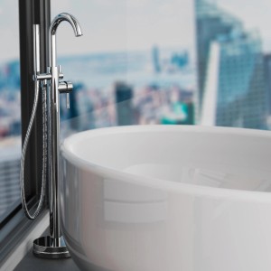 Freistehende Schütte Badewannenarmatur Cornwall Chrom mit Handbrause neben Badewanne.