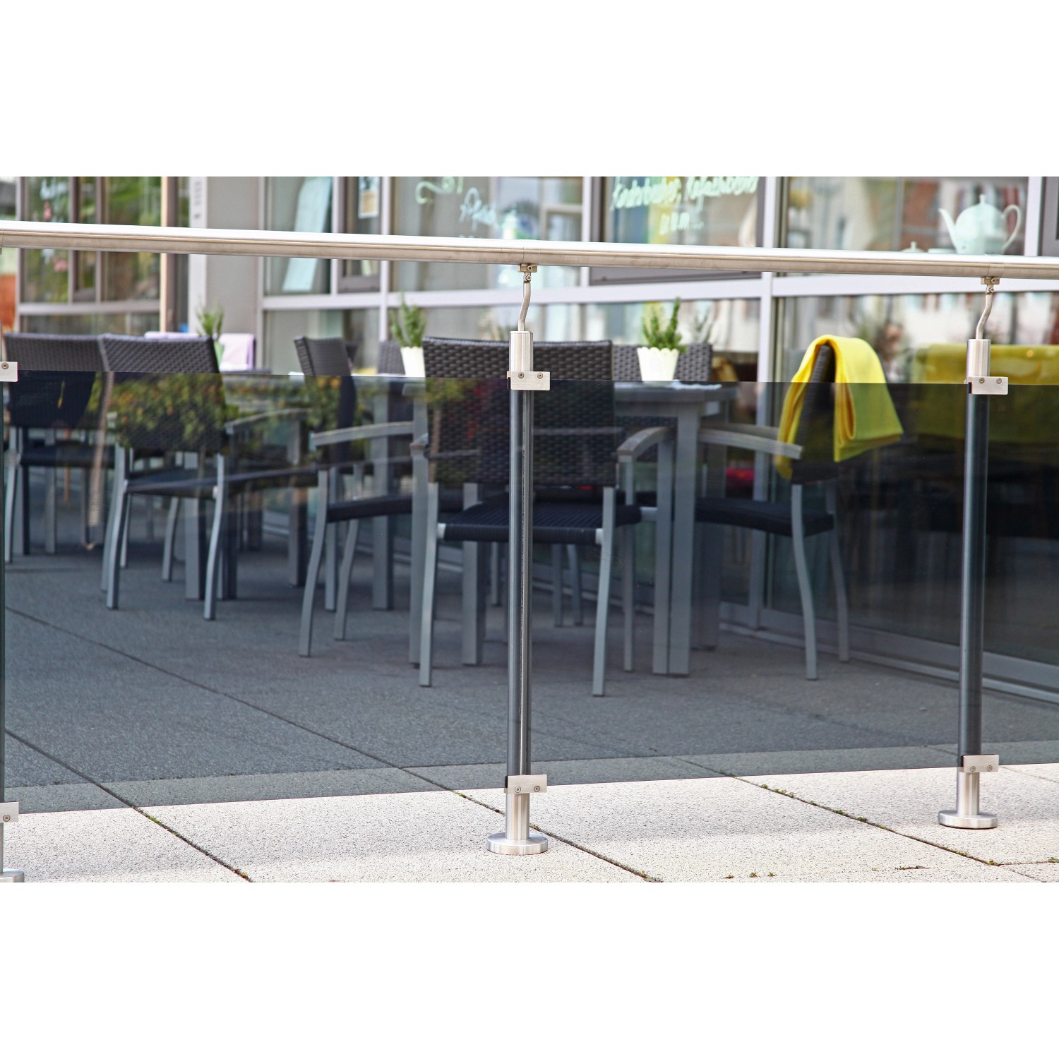 Anthrazitfarbene Acrylglas Geländerfüllung (1500x673x8 mm) für Treppen und Geländer im Außenbereich.