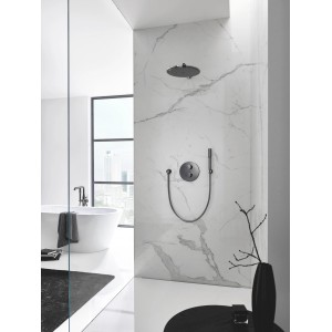 Grohe Rainshower Cosmopolitan 310 Kopfbrause-Set in Hard Graphite im modernen Badezimmer.