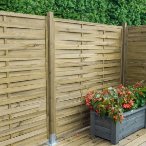 Grünes Sichtschutzzaun-Element aus druckimprägniertem Holz, 180x180 cm, mit Blumenkasten.