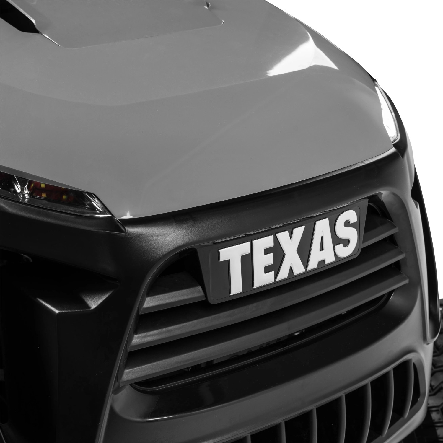 Detailaufnahme: Grauer Texas Rasentraktor Premium TTS98H mit schwarzem Kühlergrill.