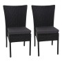 2er Set schwarze Poly-Rattan Gartenstühle mit dunkelgrauen Kissen.