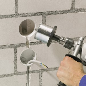LUX HM-Bohrkrone 73 mm im Einsatz an einer Wand mit Bohrmaschine.