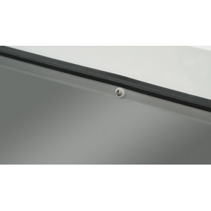 Detailaufnahme: Sarei Fensterbankschraube (Edelstahl) mit Polyamid-Scheibe an einer Fensterbank.