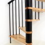 Minka Spindeltreppe Spiral Effect, Buche schwarz, Ø 120cm. Innentreppe mit Holzstufen und schwarzem Geländer.