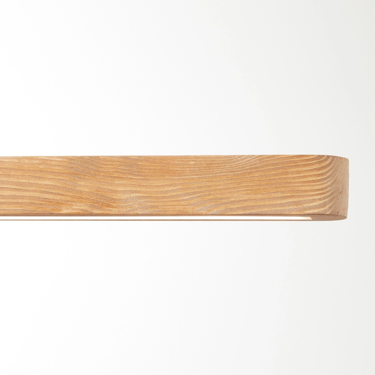 Detailaufnahme: Ainara LED-Pendelleuchte, 80 cm, Kiefer Braun/Schwarz. Holzstruktur sichtbar.