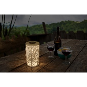 Weiße Näve LED Solarleuchte, 20 cm, mit Waldeffekt auf Holztisch mit Wein und Snacks.