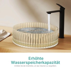 Rundes Emke Glas Aufsatzwaschbecken Champagnergold, vertikal strukturiert, mit Wasser und schwarzem Wasserhahn auf Holzplatte.