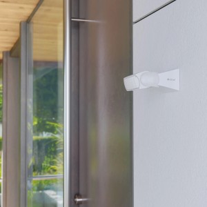 Weißer Steinel Bewegungsmelder IS 1 an Wand montiert. Sensor mit 120° Erfassungswinkel.
