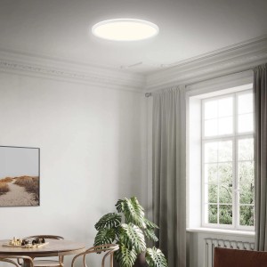 Weiße, runde Brilo LED-Deckenleuchte Slim (22 W) im Wohnraum mit indirekter Beleuchtung.