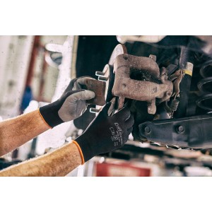 Gebol Arbeitshandschuhe Midi Flex Gr. 9 beim Arbeiten an einem Auto.