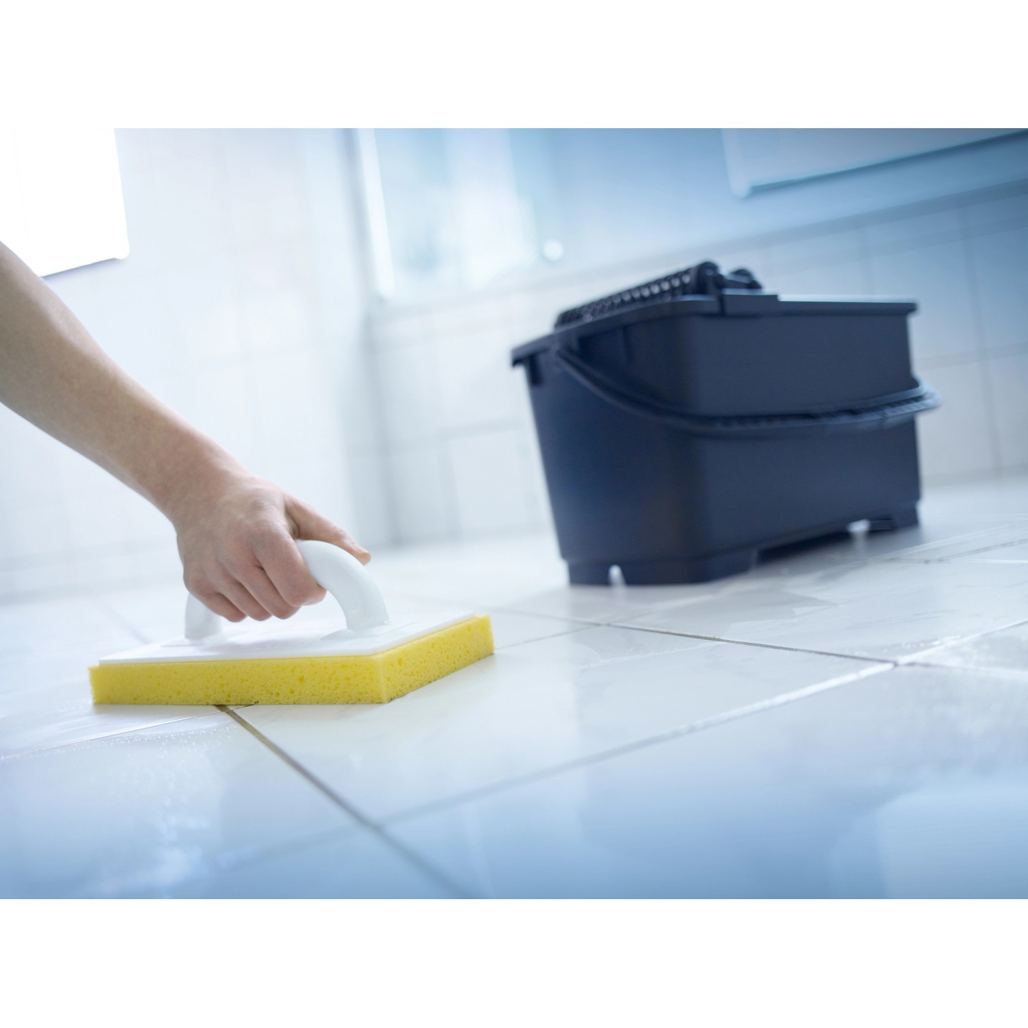 LUX Fliesenwaschbrett Comfort im Einsatz zur Fliesenreinigung. Maurer-, Fliesenleger- & Verlegewerkzeug.