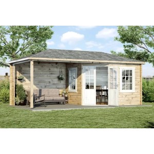 Unbehandeltes Alpholz 5-Eck Gartenhaus Mosel mit Vordach, Gartenmöbeln und Pflanzen im Garten.