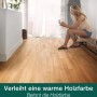 Geölter Parkettboden in Weiß mit Bona Home Parkett-Öl. Frau sitzt auf Bank.