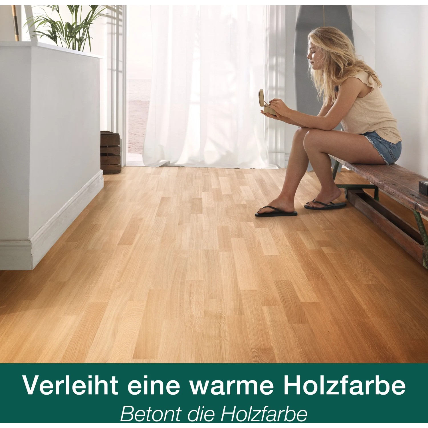 Geölter Parkettboden in Weiß mit Bona Home Parkett-Öl. Frau sitzt auf Bank.