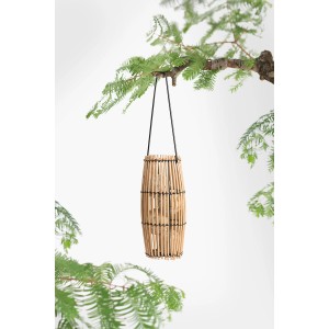 SingingFriend Vogelfutterspender Nyah aus Bambus, hängend an einem Ast.