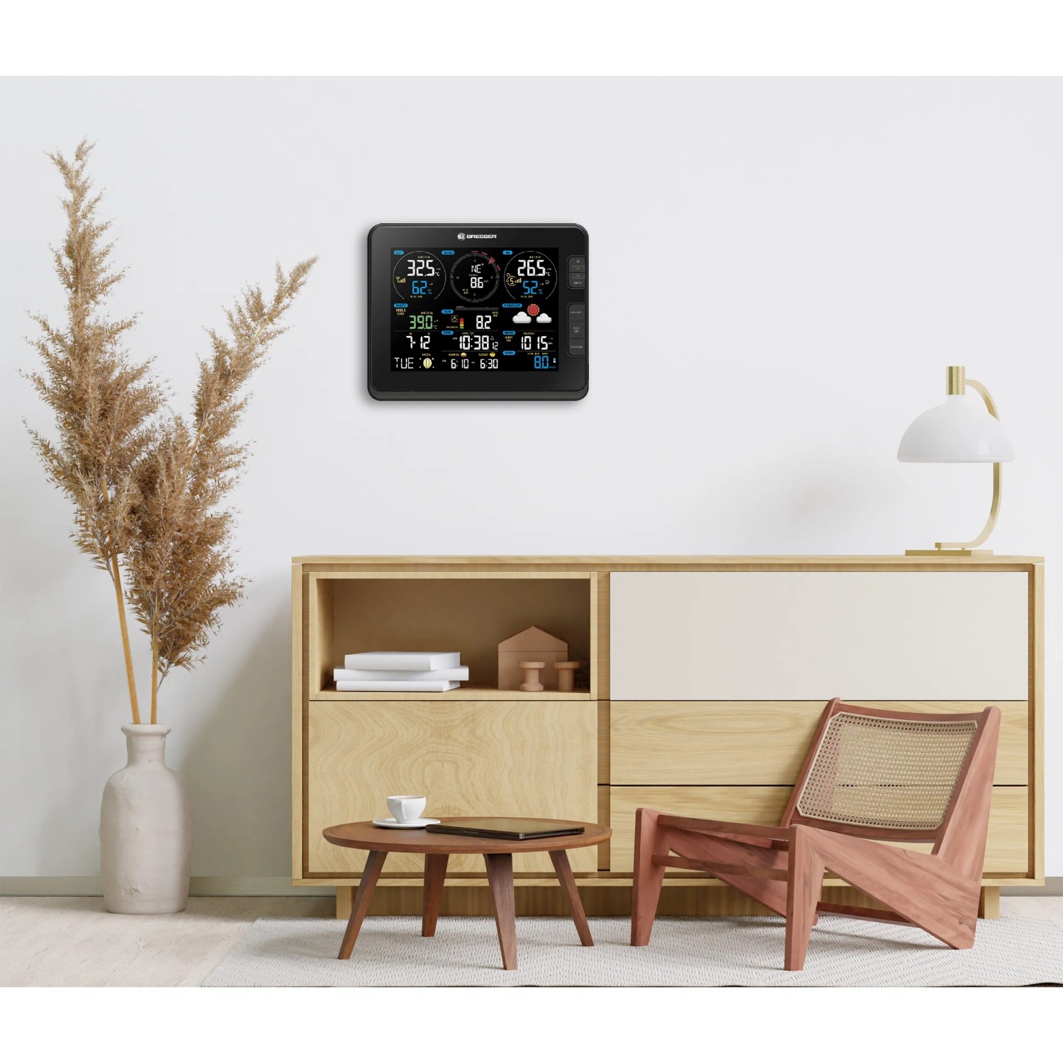 Bresser WLAN-Wetterstation Profi 7-in-1 mit Anzeige von Wetterdaten im Wohnraum.