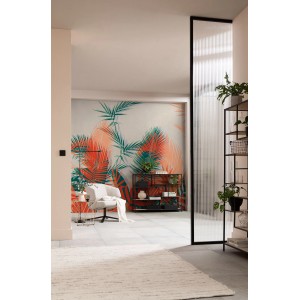 Wohnraum mit Komar Vliestapete Tropical Trip in Orange mit tropischen Blättern.