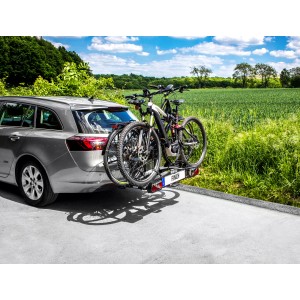Eufab Finch Fahrradträger für Anhängerkupplung mit zwei Fahrrädern am Heck eines Autos.