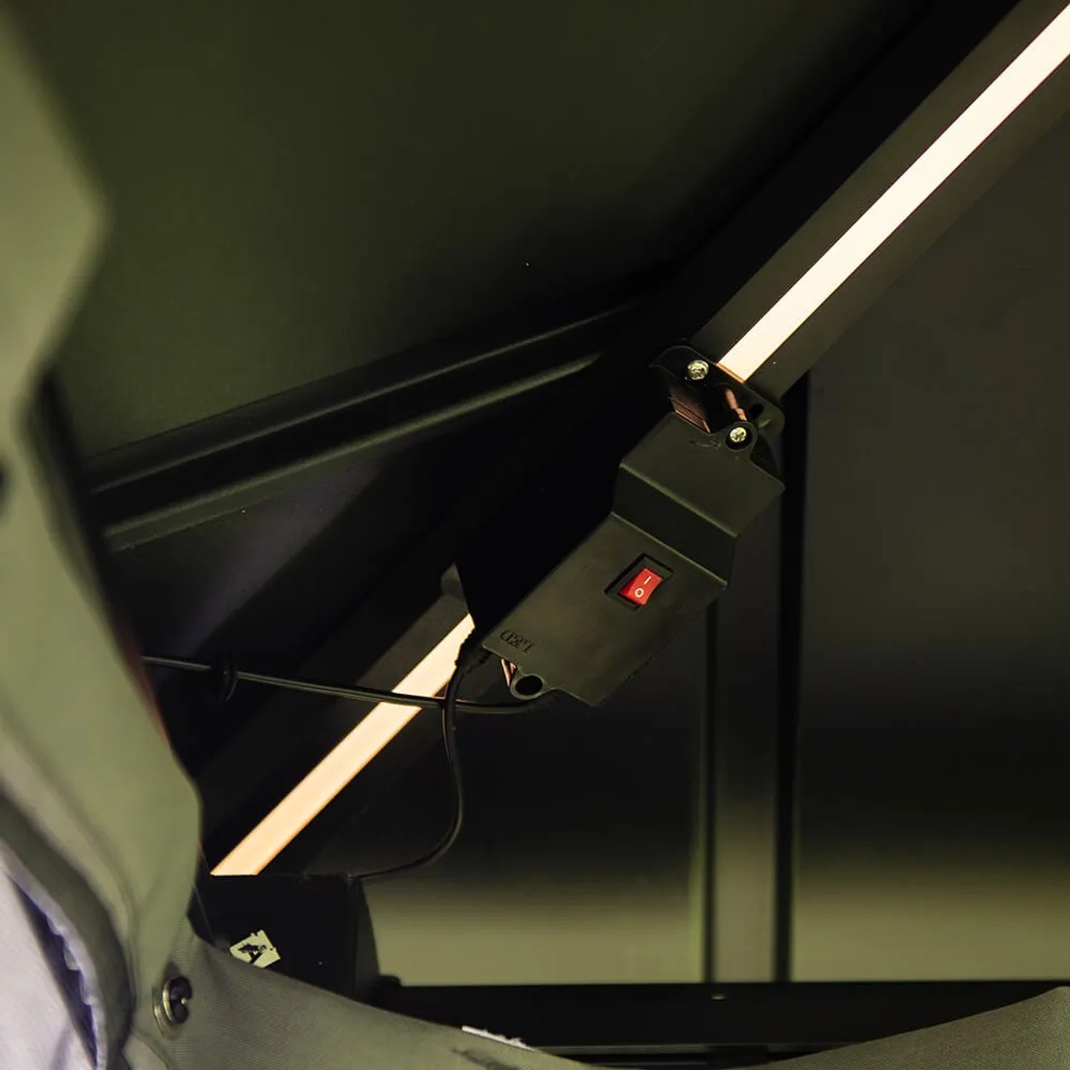 Detailaufnahme der Solar-LED-Beleuchtung im Home Deluxe Pavillon Azur.