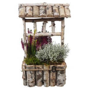 Herbstliches Arrangement im Holzgefäß mit Heide und Stacheldrahtpflanze, Ø 19 cm.