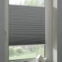 Graues Schöner Wohnen Thermo-Plissee Ella, 60x130 cm, am Fenster montiert.