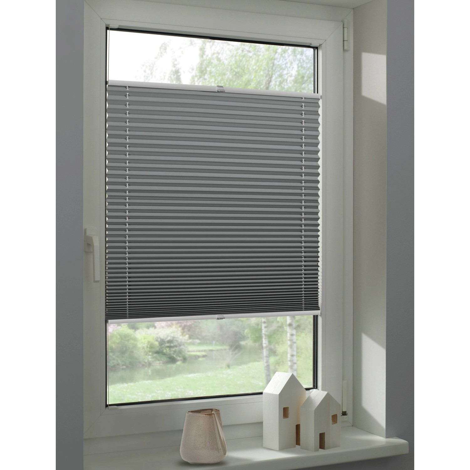 Graues Schöner Wohnen Thermo-Plissee Ella, 60x130 cm, am Fenster montiert.
