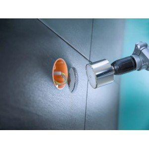 LUX Lochsäge Professional (Ø 83 mm) im Einsatz zum Bohren eines Lochs in eine geflieste Wand.