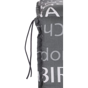 Detailaufnahme: Saumauflage Relaxstuhl Bellona, grau mit Schriftmuster und Bindebändern.