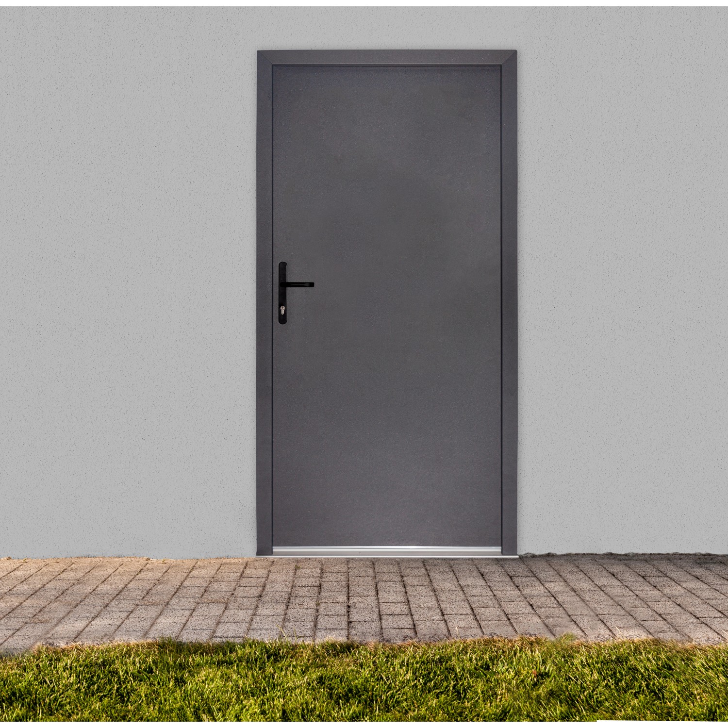 Anthrazitfarbene Stahl-Nebeneingangstür, nach innen öffnend, mit Griff auf der linken Seite.