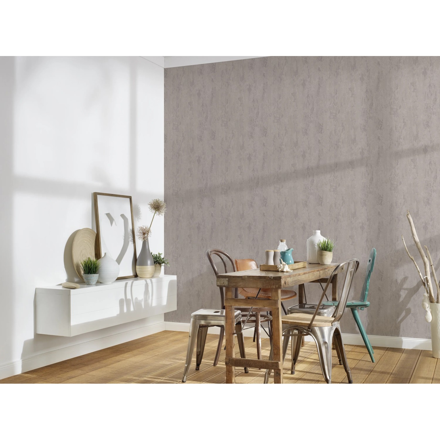 Wohnraum mit grauer Vliestapete Trendwall 2 Uni Silber Glänzend von OBI.
