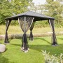 Quadratischer, grauer Home Deluxe Pavillon Azur mit Moskitonetzen und Solar-LED-Beleuchtung im Garten.