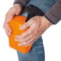 Orange LUX Knieschoner Comfort am Knie mit verstellbarem Band für optimalen Knieschutz.