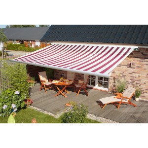 Spettmann Kassettenmarkise, rot-weiß gestreift, spendet Schatten auf Terrasse mit Gartenmöbeln.