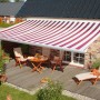 Spettmann Kassettenmarkise, rot-weiß gestreift, spendet Schatten auf Terrasse mit Gartenmöbeln.