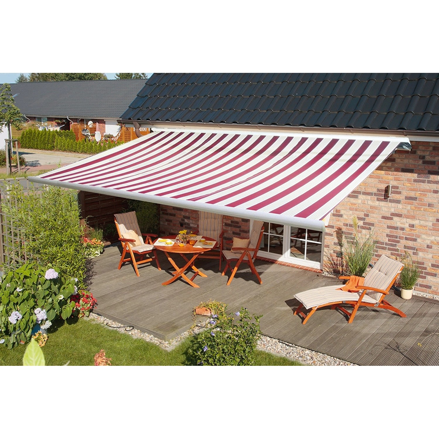 Spettmann Kassettenmarkise, rot-weiß gestreift, spendet Schatten auf Terrasse mit Gartenmöbeln.