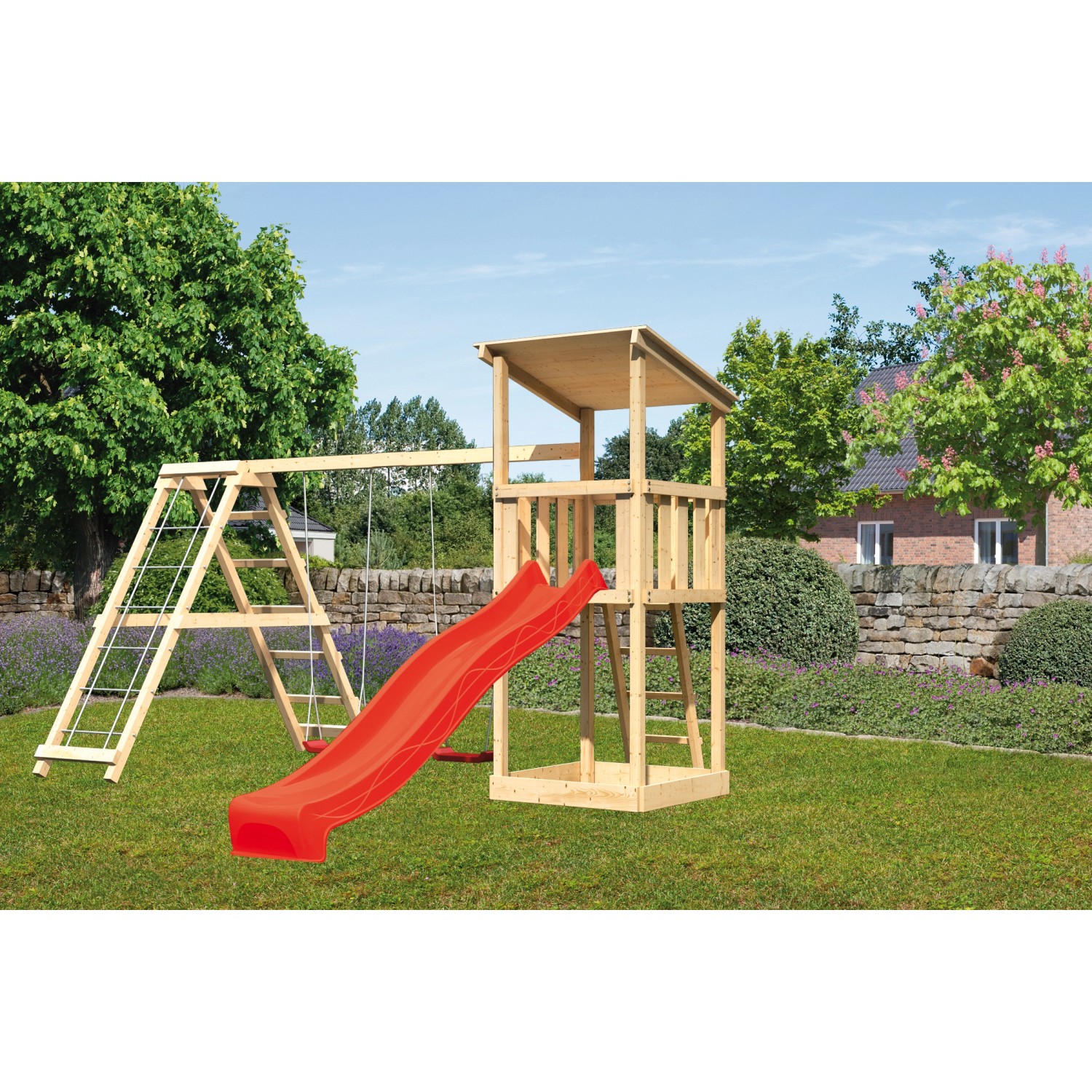 Karibu Spielturm mit Pultdach, Doppelschaukel, Klettergerüst und roter Rutsche im Garten.