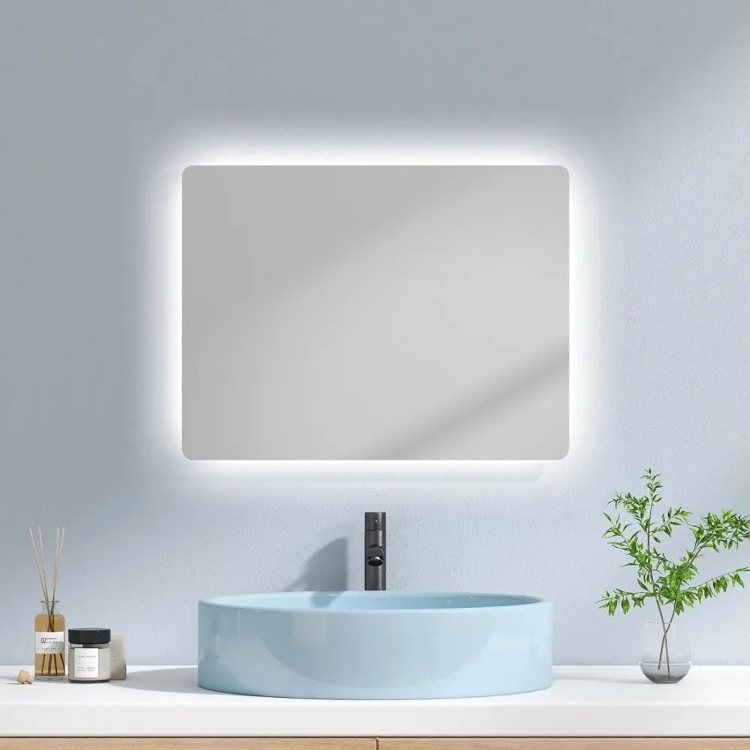 Rechteckiger Emke Badspiegel mit LED-Beleuchtung, abgerundeten Ecken, über einem Waschbecken im modernen Bad.