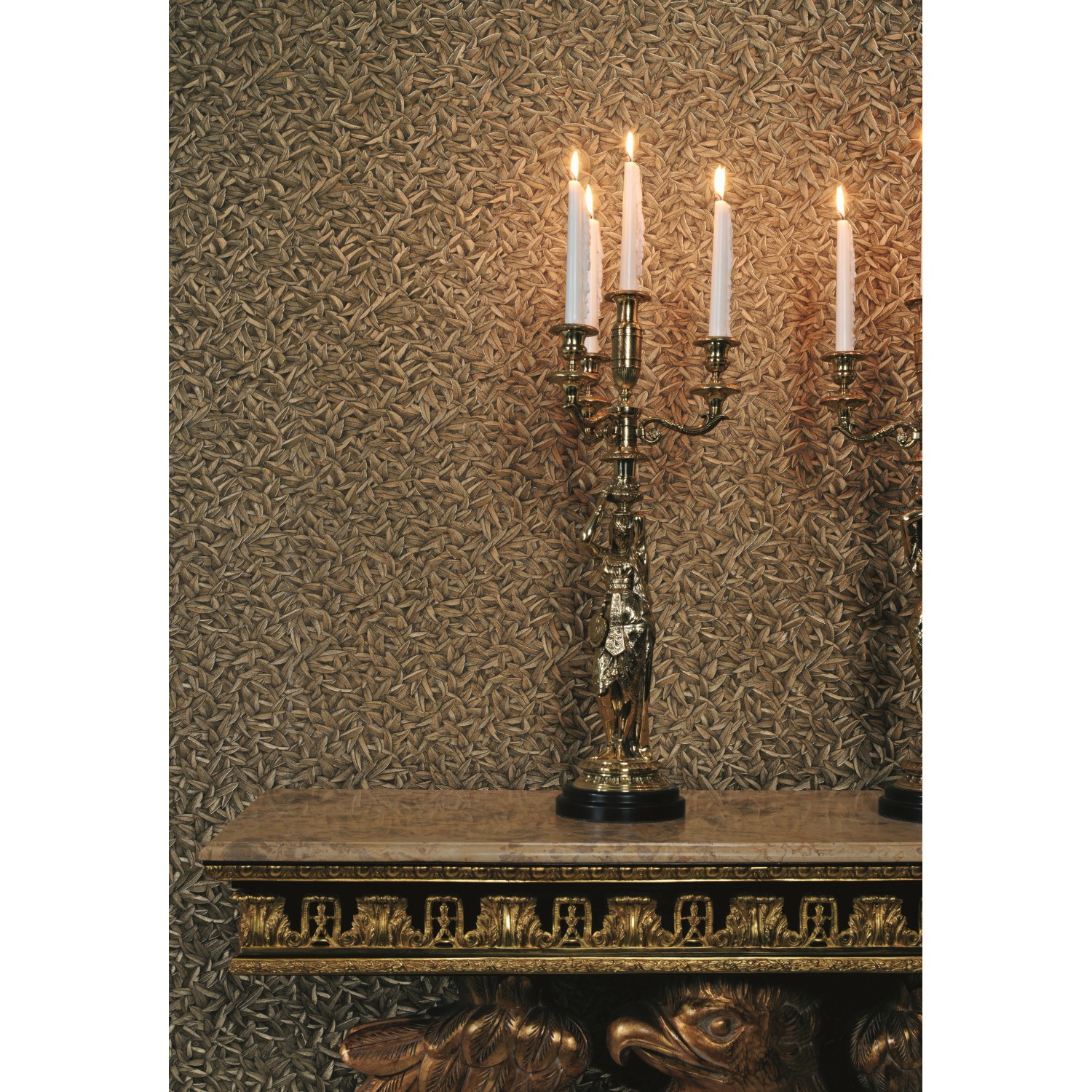 Glööckler Vliestapete Imperial Feder Uni Altgold mit Federoptik und Kerzenleuchter.