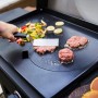 Char-Broil Versa-Tile Gasgrill beim Braten von Burger, Gemüse und Pancakes auf der Grillplatte.