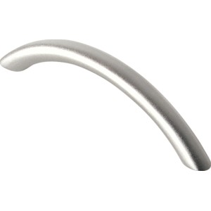 Gebogener Möbelgriff 908 aus Aluminium, matt verchromt.