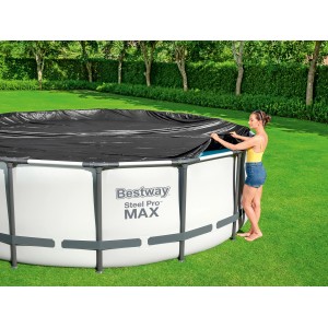 Bestway Flowclear Poolabdeckung, schwarz, Ø 457 cm, auf einem Pool montiert.